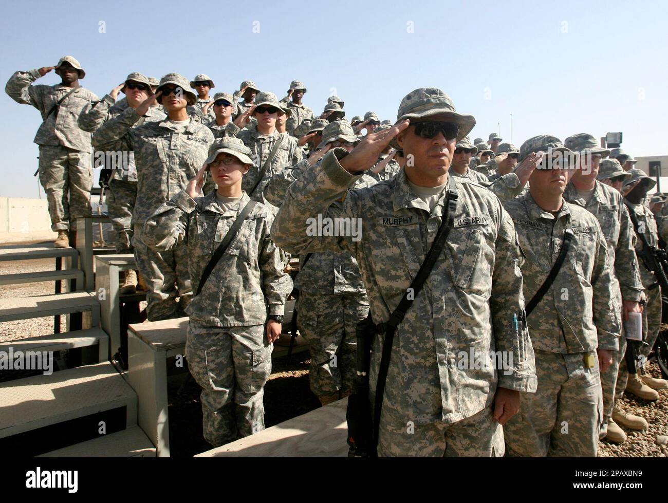 U.S. Army soldiers from the 10th Mountain Division salute during a transition of authority ceremony in a U.S. military camp in Baghdad, Iraq, Nov. 2, 2007. U.S. soldiers from 101st Airborne Division took over from the 10th Mountain Division at Camp Striker in Baghdad, as part of a rotation of U.S. military units in Iraq. (AP Photo/Erik de Castro, Pool) Banque D'Images