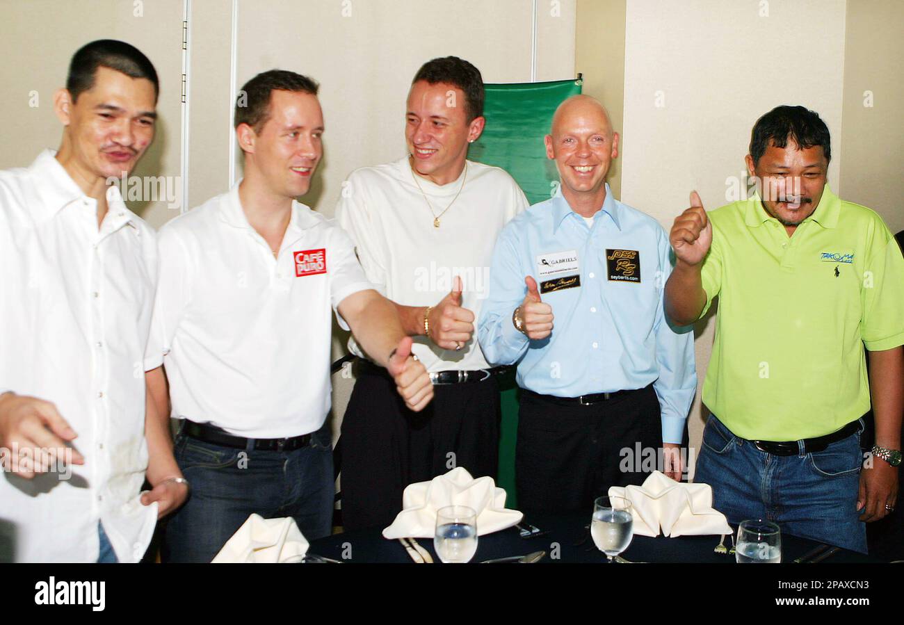 From left to right, World Pool 2006 Champion Ronnie Alcano of the Philippines, Mika Immonen of Finland, 2001 World Pool Champion, Shane Van Boening of the U.S., the winner of the 32nd U.S. Open 9-Ball Championship, Ralf Souquet of Germany, 2006 World Pool Champion runner-up and Efren "Bata" Reyes, 1999 World Pool Champion, reacts, giving the thumbs up sign during a press conference Friday, Nov. 2, 2007 in suburban Quezon city, north of Manila. Some 128 of the world's greatest pool players will match their skills for the World Pool Championship 2007 scheduled from Nov. 3 to Nov. 11 here in Mani Banque D'Images