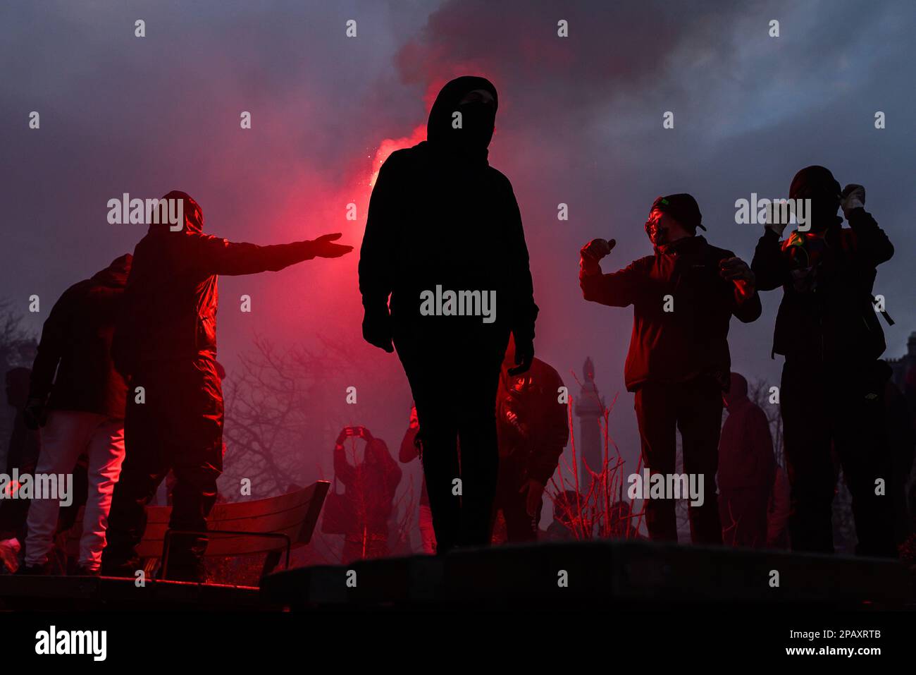 Paris, France. 12th mars 2023. Julien Mattia / le Pictorium - tensions lors de la manifestation contre la réforme des retraites, à Paris le 11 mars 2023 - 12/3/2023 - France / Paris / Paris - affrontements entre manifestants, Bloc Noir et police lors de la manifestation contre la réforme des retraites, A Paris le 11 mars 2023 crédit: LE PICTORIUM/Alay Live News Banque D'Images