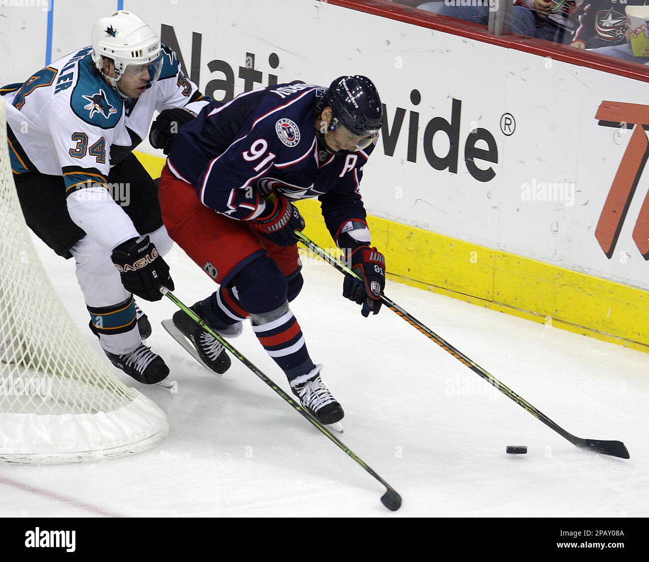 San Jose Sharks' Patrick Rissmiller, left, chases Columbus Blue Jackets' Sergei Fedorov, of Russia, behind the net during the third period of an NHL hockey game Saturday, Oct. 27, 2007, in Columbus, Ohio. (AP Photo/Jay LaPrete) Banque D'Images
