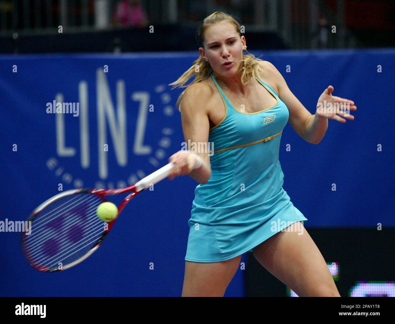 Nicole Vaidisova from Czech Republic returns the ball to Daniela Hantuchova from Slovakia during their Semifinal match of the Generali Ladies tennis tournament in Linz, Austria, on Saturday, Oct 27, 2007. (AP Photo/rubra) Banque D'Images