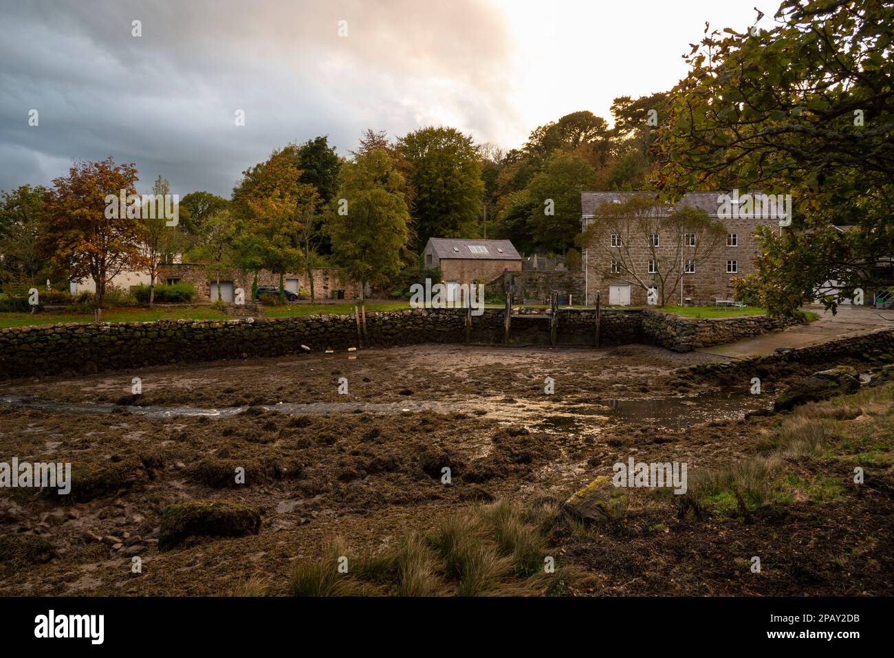 Crépuscule à Pwll Fanogl près de Llanfairpwllgwyngyll, Anglesey, au nord du pays de Galles. Banque D'Images