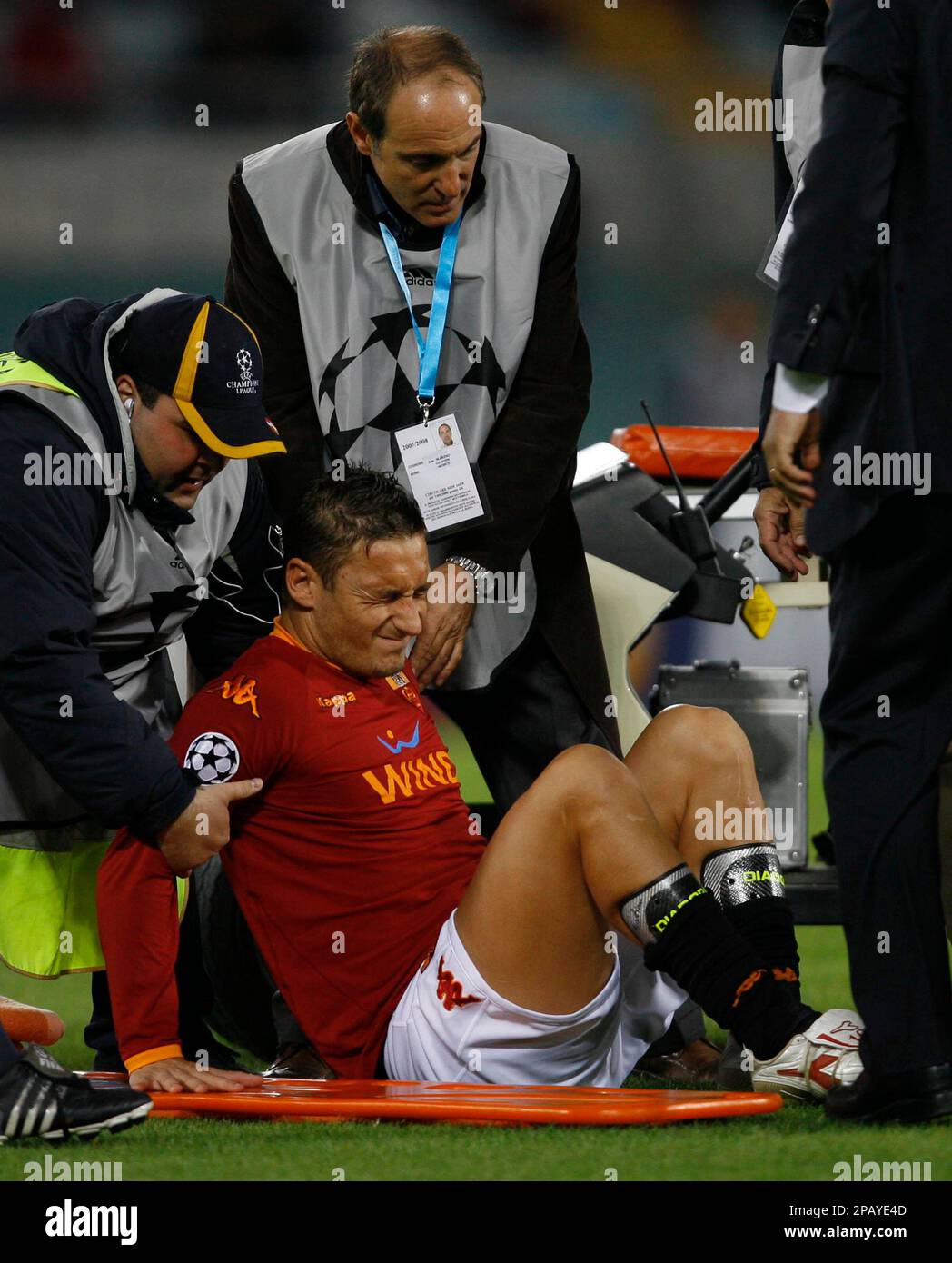 ** RETRANSMITTING ALTERNATIVE CROP ** AS Roma's Francesco Totti grimaces in pain as he is assisted on the field, during the Champions League group F soccer match beetween AS Roma and Sporting, at Rome's Olympic Stadium, Tuesday Oct. 23, 2007. (AP Photo/ Alessandra Tarantino) Banque D'Images