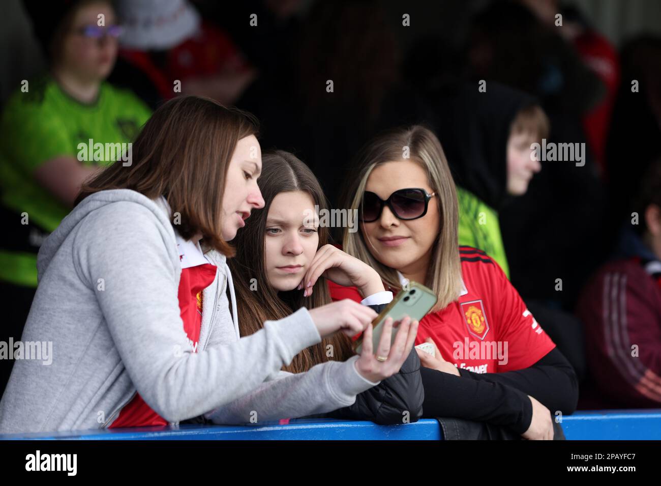 Fans dans les stands avant le match Barclays Women's Super League à Kingsmeadow, Londres. Date de la photo: Dimanche 12 mars 2023. Banque D'Images