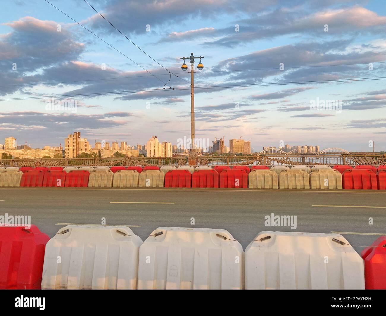 Barrières routières en plastique remplies d'eau rouge et blanche. clôtures en plastique rouge et blanc sur la route de l'autoroute, sur le périphérique de la ville moderne. r Banque D'Images