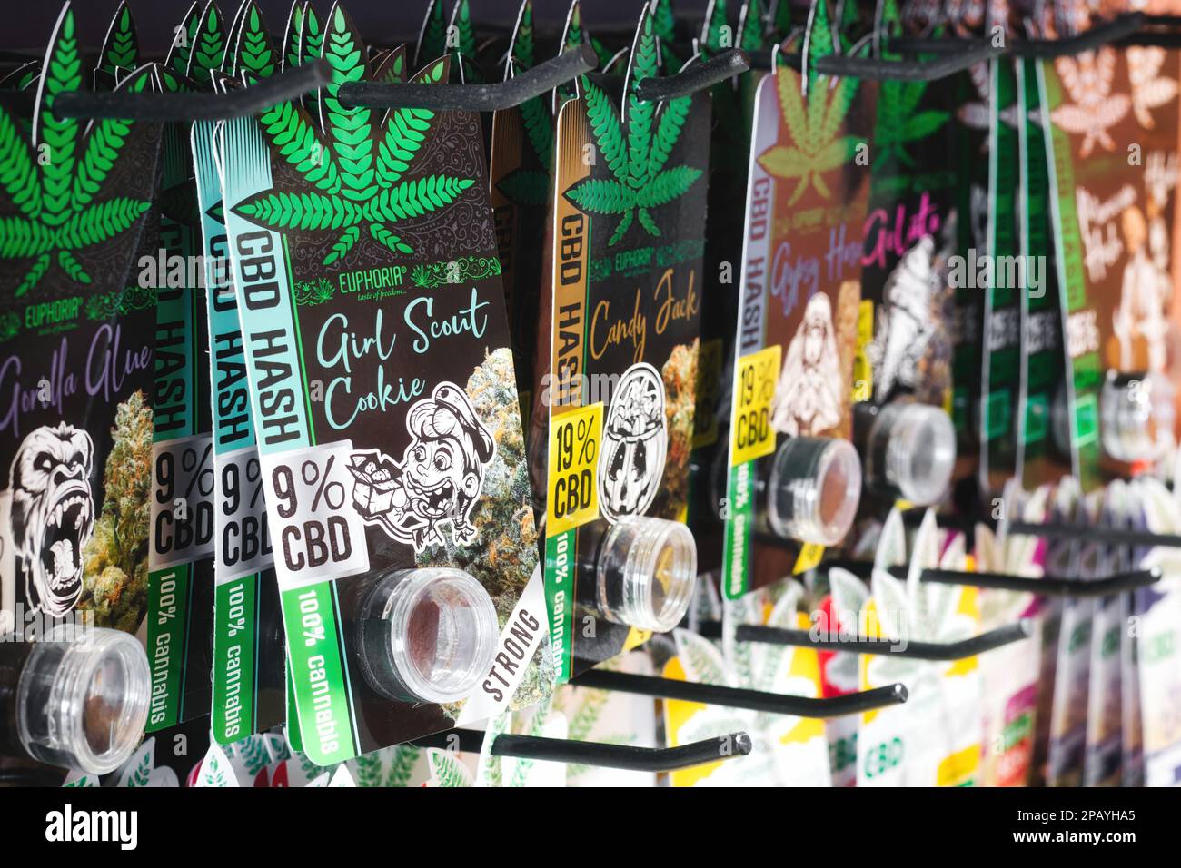 Une gamme de produits de CBD exposés dans un magasin de cannabis Banque D'Images