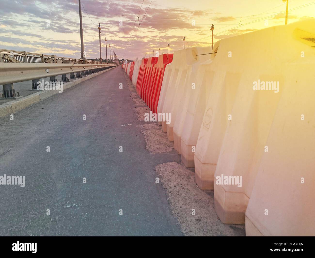 Barrières routières en plastique remplies d'eau rouge et blanche. clôtures en plastique rouge et blanc sur la route de l'autoroute, sur le périphérique de la ville moderne. r Banque D'Images