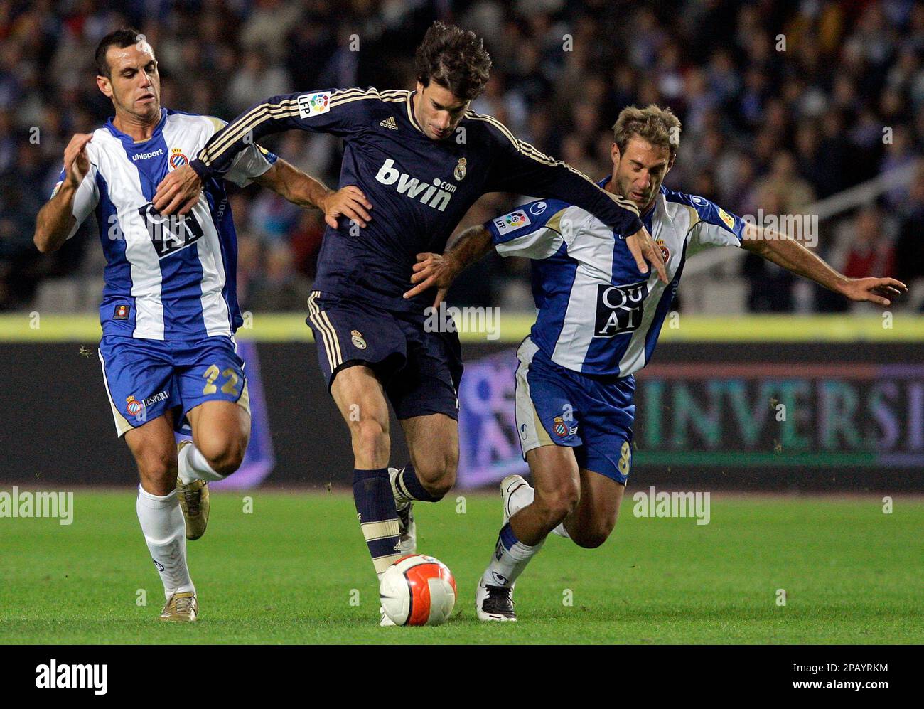 Real Madrid player Van Nistelrooy, center, duels for the ball with Espanyol player Moises Hurtado, left, and his teammate Pablo Javier Zabaleta during their Spanish league soccer match at Lluis Companys Stadium in Barcelona, Spain, Saturday, Oct. 20, 2007. (AP Photo/Manu Fernandez) Banque D'Images