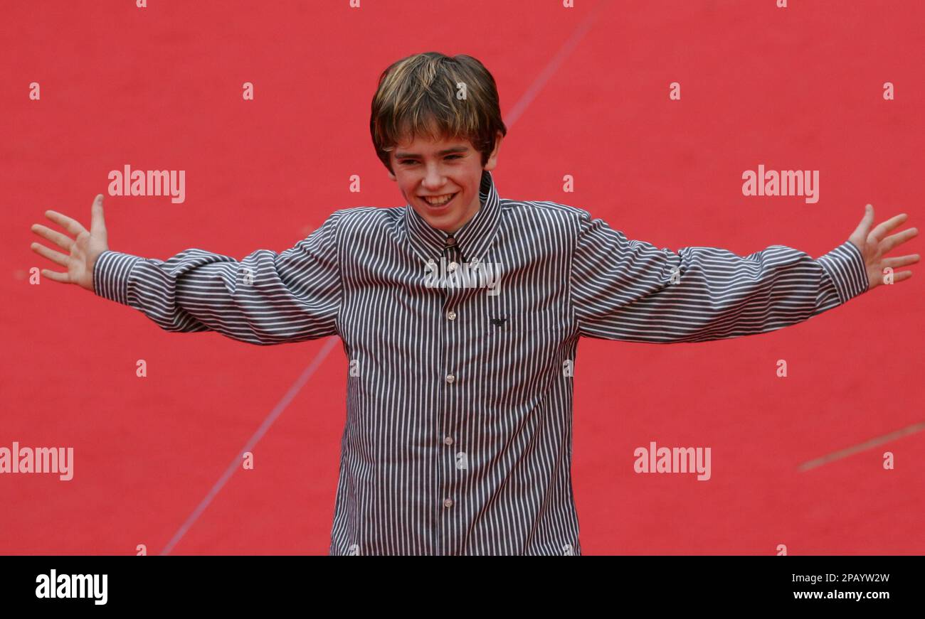 Actor Freddie Highmore gestures for photographers before the screening of the movie "August Rush" at the Rome Film Festival, Saturday, Oct. 20, 2007. (AP Photo/Riccardo De Luca) Banque D'Images