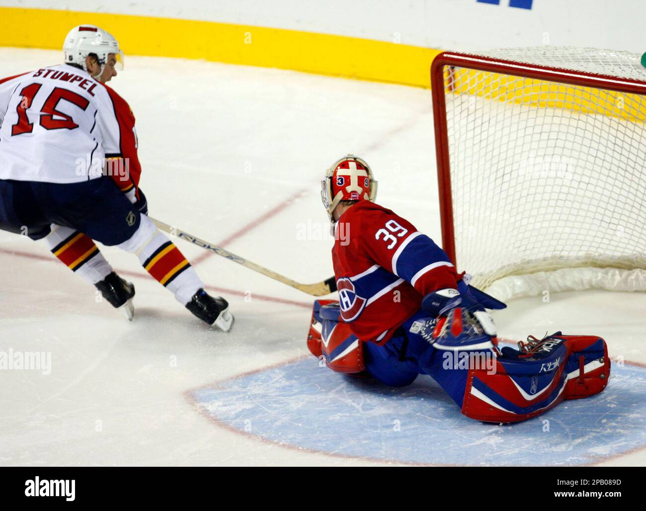 Florida Panthers Josef Stumpel (15), from Slovakia, scores the winning goal against the Montreal Canadiens goaltender Cristobal Huet, from France, in a the overtime shootout during NHL hockey action in Montreal, Tuesday Oct. 16, 2007. The Panthers won the game 2-1. (AP Photo/Ryan Remiorz, The Canadian Press) Banque D'Images