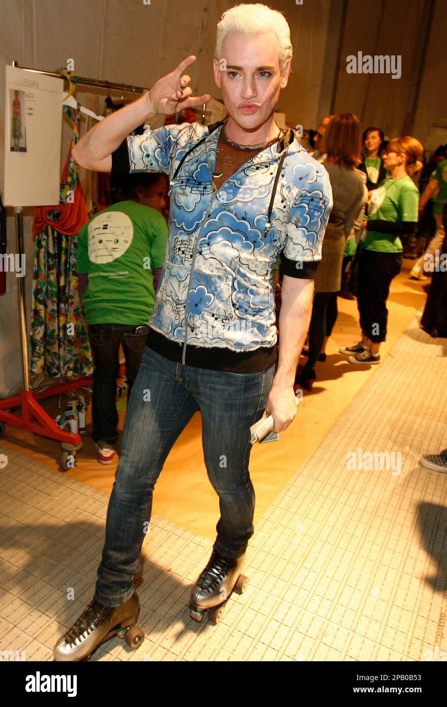 Heatherette co-designer Richie Rich skates backstage before the Heatherette Spring 2008 fashion show at Mercedes Benz Fashion Week at Smashbox Studios in Culver City, Calif., on Monday, Oct. 15, 2007. (AP Photo/Matt Sayles) Banque D'Images