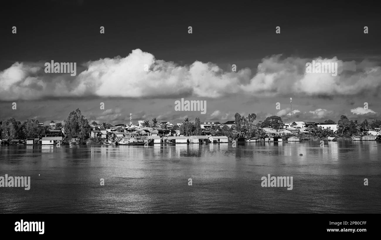 La ville de Neak Loeung sur les rives du Mékong dans la province de Kandal, au Cambodge. Banque D'Images
