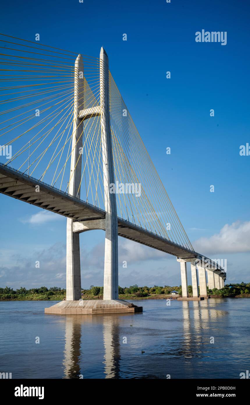 Approche du pont Tsubasa à travers le Mékong dans la province de Kandal, au Cambodge. Banque D'Images