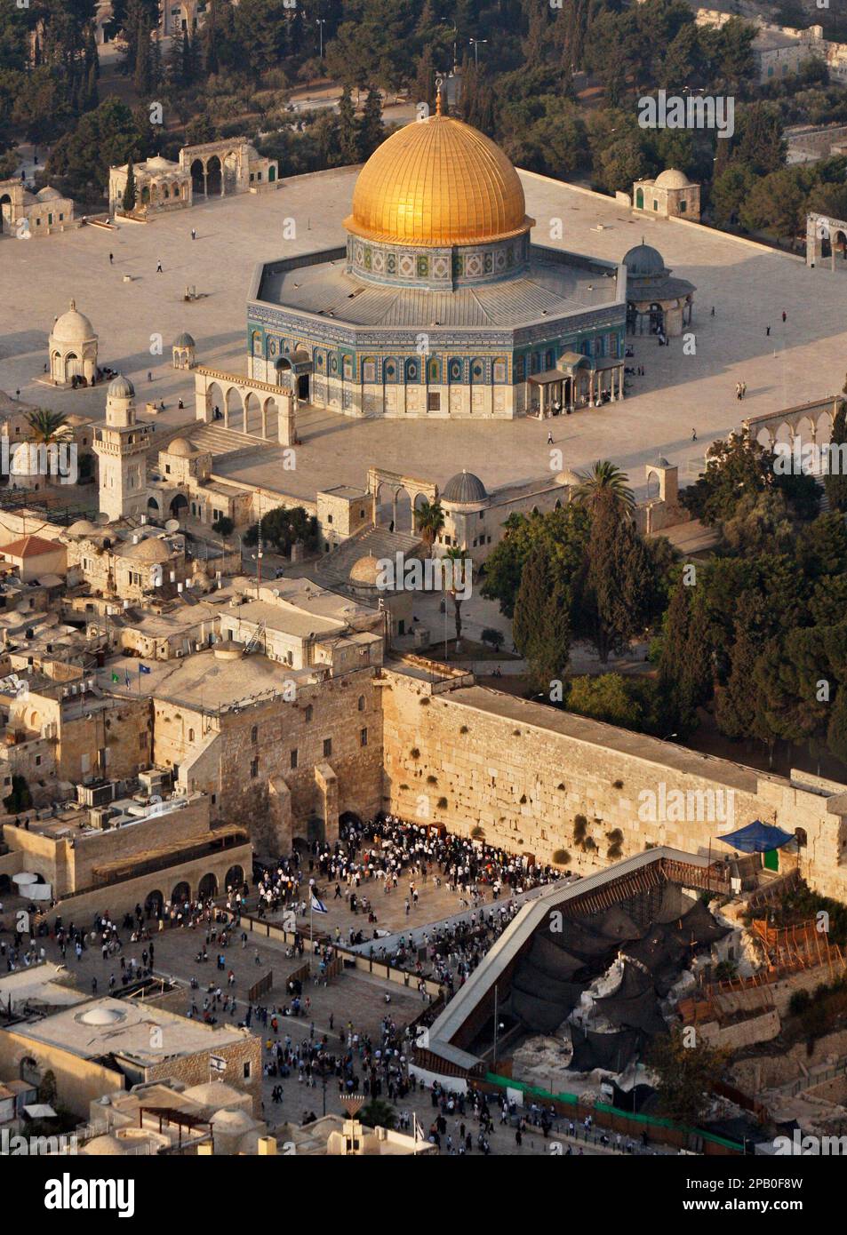 ** FILE ** The Dome of the Rock Mosque in the Al Aqsa Mosque compound, also known to Jews as the Temple Mount, is seen in Jerusalem's Old City, as people gather at the Jewish holy site of the Western Wall, bottom center, in this aerial file photo taken Tuesday, Oct. 2, 2007. Israel has decided to resume archaeological excavations near a hotly disputed Jerusalem holy site, Israeli officials said Sunday, Oct. 14, 2007, drawing Palestinian charges that Israel is trying to scuttle a U.S.-sponsored peace conference next month. (AP Photo/Kevin Frayer, File) Banque D'Images