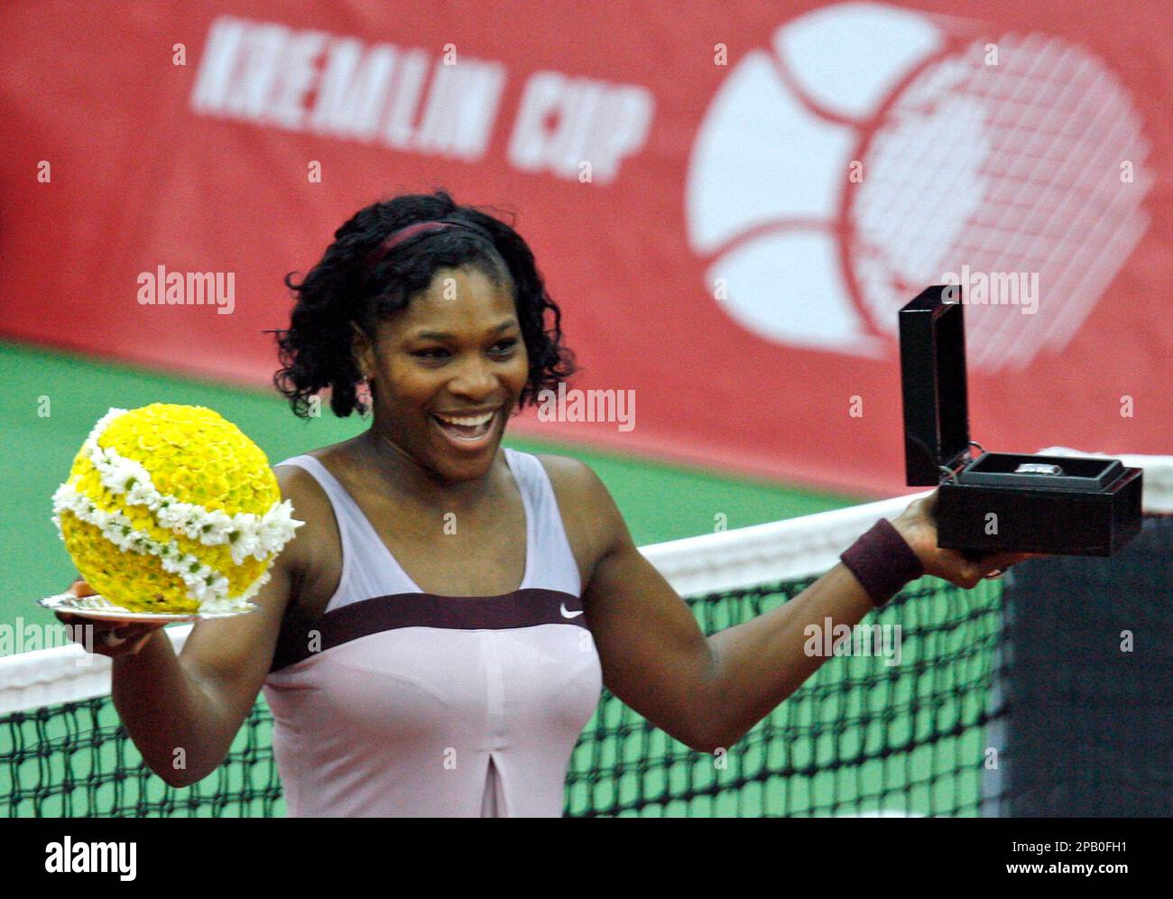 Second placed U.S. tennis player Serena Williams smiles as she holds her trophy after the final match against Elena Dementieva of Russia, at the Kremlin Cup tennis tournament in Moscow, Sunday, Oct. 14, 2007. Dementieva won 5-7, 6-1,6-1 (AP Photo/Mikhail Metzel) Banque D'Images