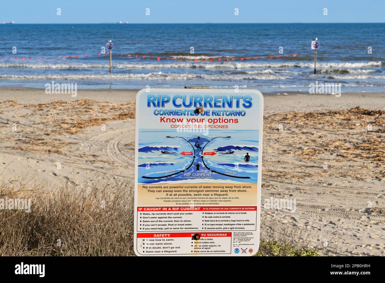 Galveston, Texas, États-Unis - février 2023 : panneau d'avertissement informant les visiteurs de la plage du danger de courants de rip dans la mer Banque D'Images