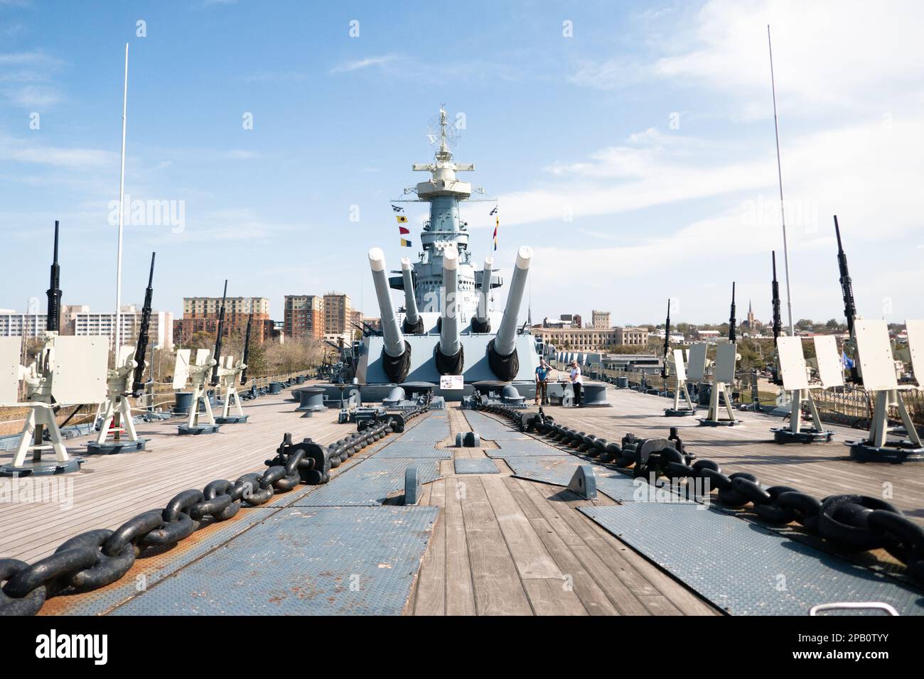 Cuirassé USS North Carolina montrant des canons antiaériens et de gros canons de 16 pouces et une tourelle avec pont et tour de conning en arrière-plan. Banque D'Images