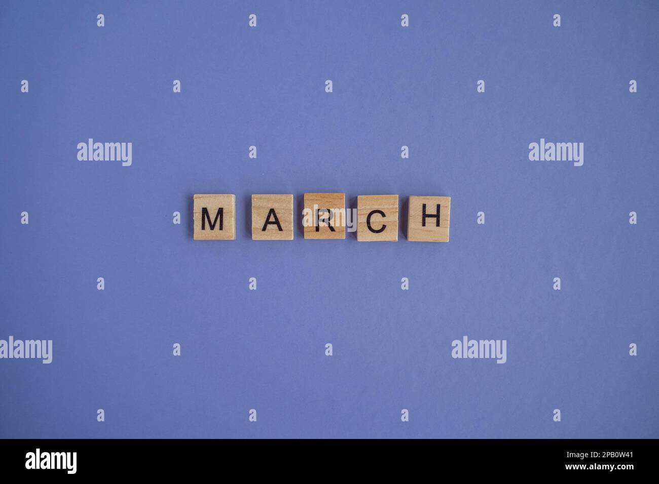 Le nom du mois DE MARS est écrit sur des cubes isolés en bois. Très Peri couleur de fond de l'année Banque D'Images