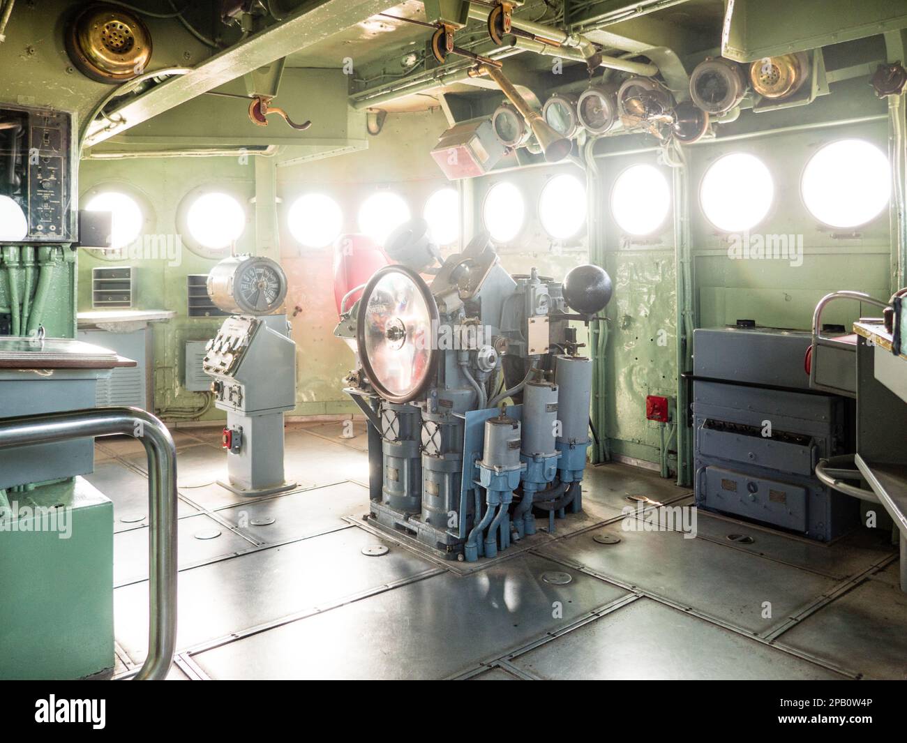 Navire de guerre USS North Carolina amarré à Wilmington, Caroline du Nord. Vue intérieure complète du pont avec trous de port et équipement de navigation. Banque D'Images