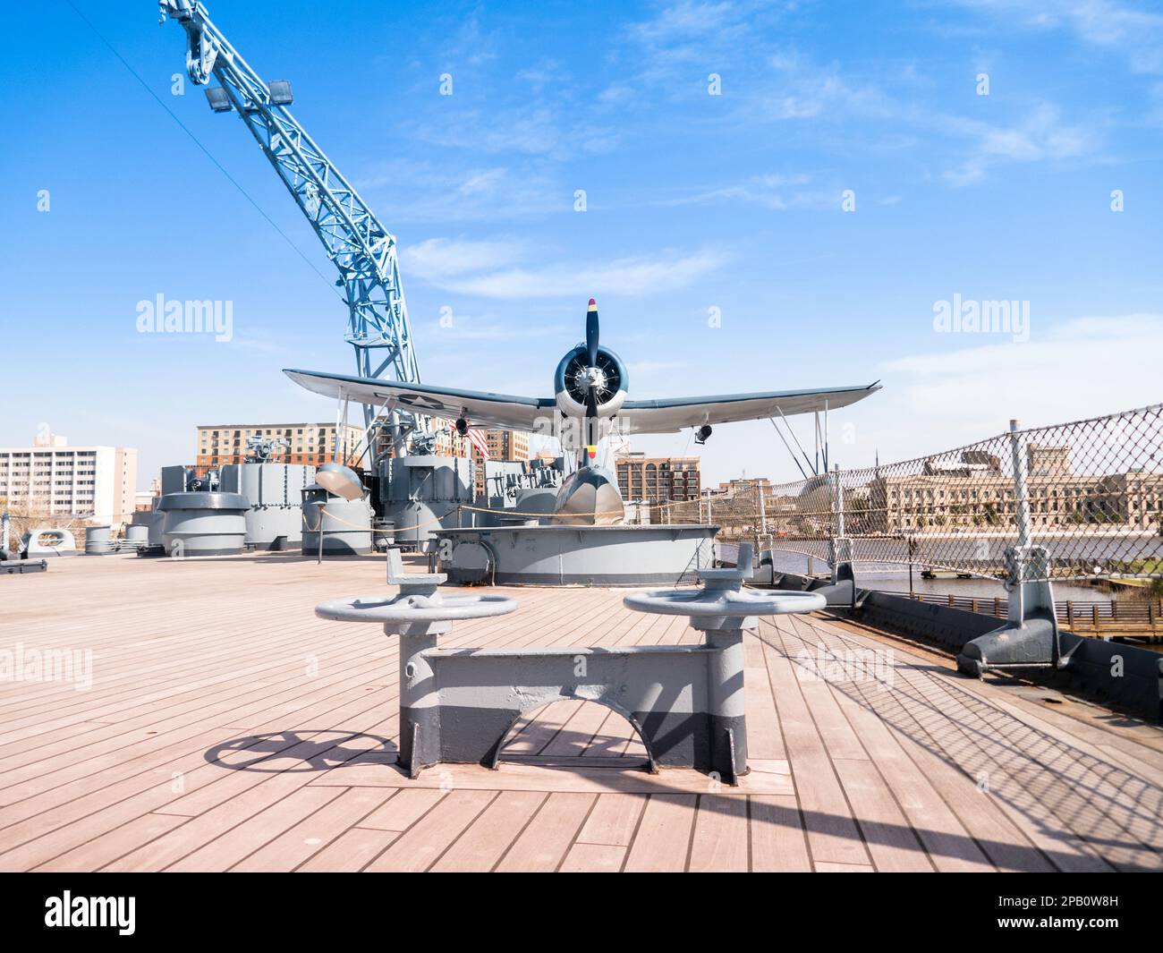 Navire de guerre USS North Carolina amarré à Wilmington, Caroline du Nord. Vue de face d'un hydravion de Kingfisher de Vought OS2U avec catapulte sur un pont en bois. Banque D'Images
