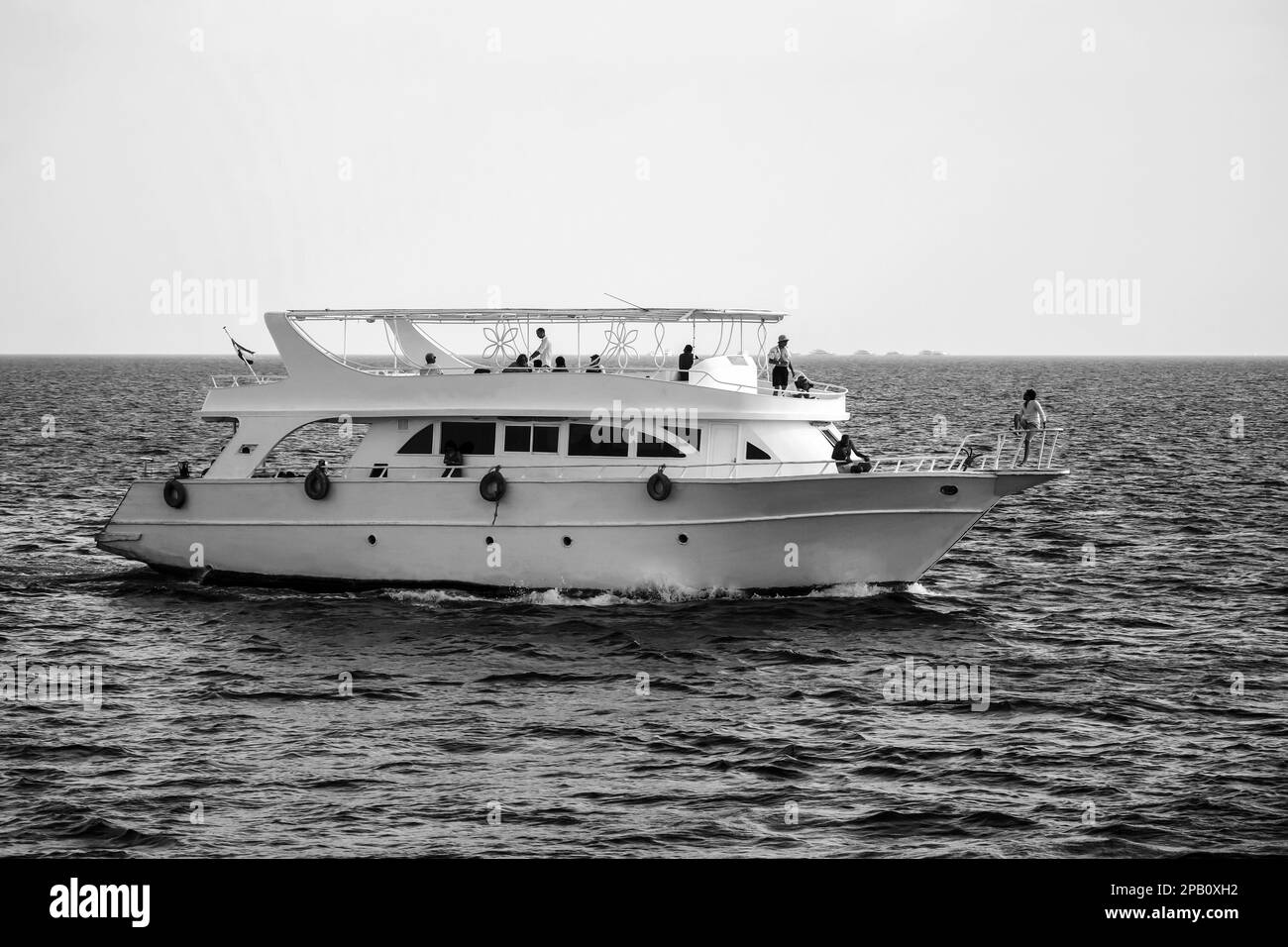 Vacances, loisirs actifs sur yacht le jour ensoleillé.Les touristes se reposent sur un yacht blanc.Vacances sur la mer Rouge, station, loisirs et aventure, voyage.Hu Banque D'Images