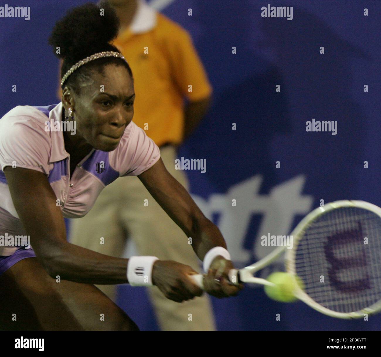 American Venus Williams returns a shot to Caroline Wozniacki of Denmark during their first round match of the PTT Bangkok Open tennis tournament, on Wednesday Oct. 10, 2007.(AP Photo/Sakchai Lalit) Banque D'Images