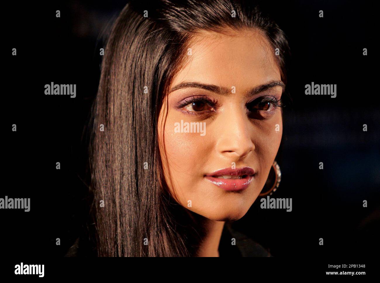 Bollywood actress Sonam Kapoor gestures during a promotional event for her forthcoming Hindi film 'Saawariya' in Bangalore, India, Tuesday, Oct. 9, 2007. 'Saawariya,' or My Love, is a love story and is scheduled for release on Nov. 9, 2007. (AP Photo/Aijaz Rahi) Banque D'Images