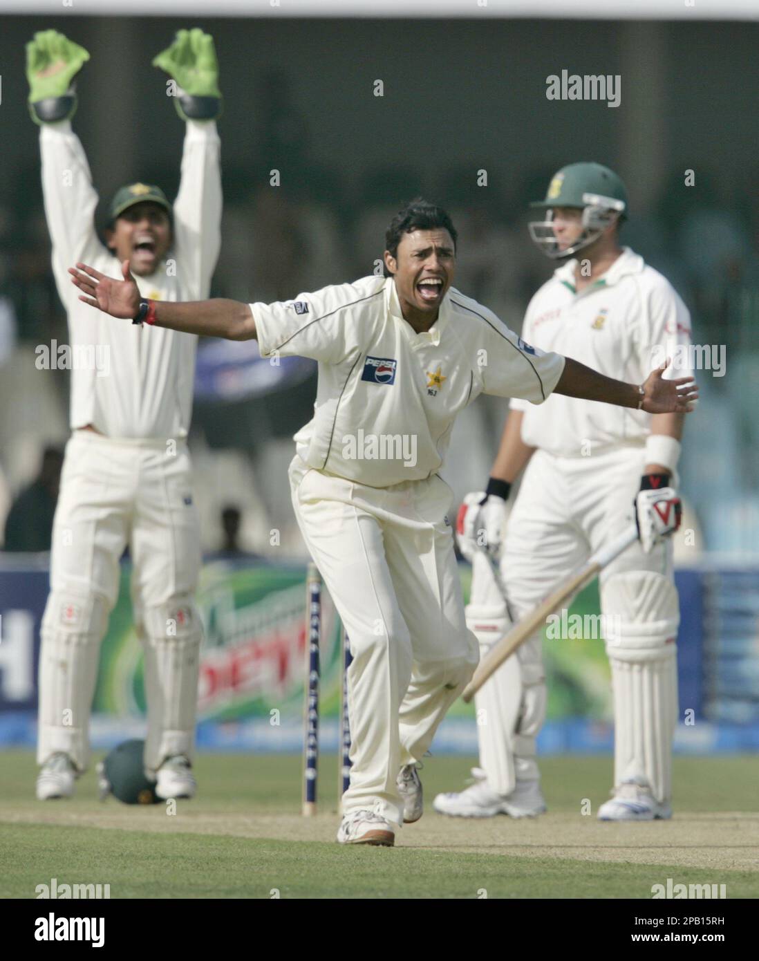 Pakistani spinner Danish Kaneria, center, with teammate Kamran Akmal, left, appeals for LBW out of South African batsman Jacques Kallis, right, during the first day of second cricket test match between Pakistan and South Africa at Gaddafi Stadium in Lahore, Pakistan on Monday, Oct. 8, 2007. (AP Photo/Anjum Naveed) Banque D'Images