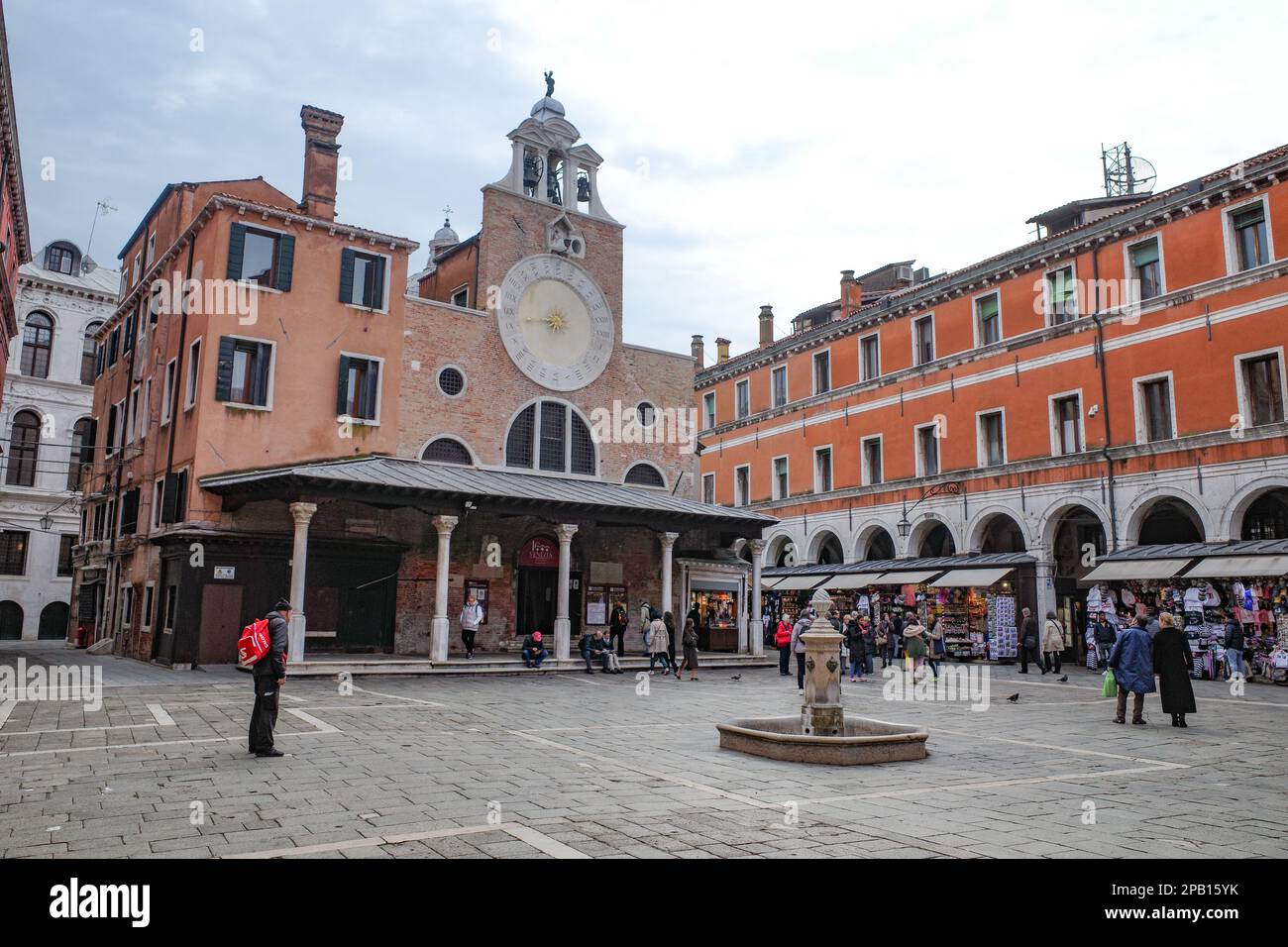 Venise, Italie - 15 novembre 2022 : Campo San Giacomo di Rialto et horloge de l'église Banque D'Images