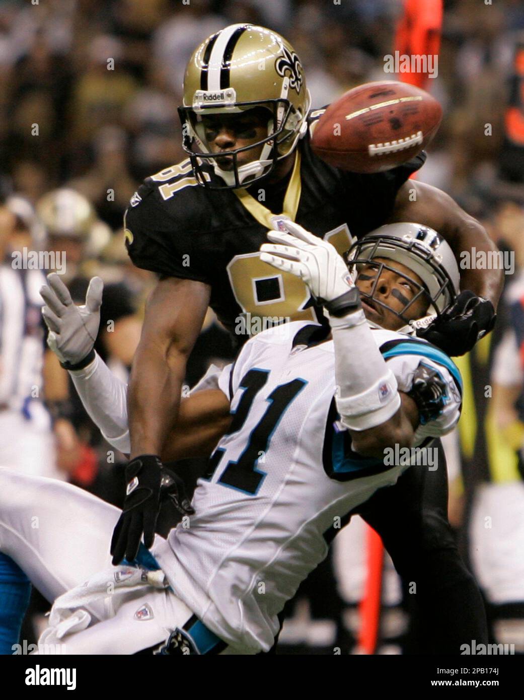 Carolina Panthers corner back Ken Lucas breaks up a pass intended for New Orleans Saints receiver David Patten in the second half of their football game in the Superdome in New Orleans Sunday, Oct. 7, 2007. Panthers won 16-13. (AP Photo/Alex Brandon) Banque D'Images
