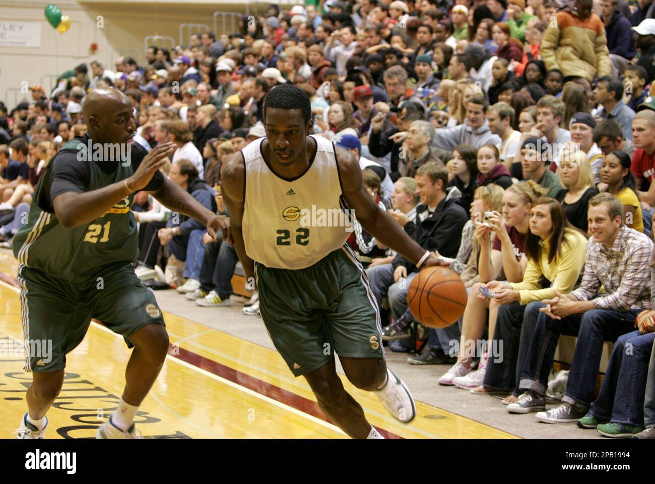 Seattle Supersonics' Damien Wilkins, left, plays defense and follows Jeff Green, as the NBA team held a practice open to the public at Seattle Pacific University in Seattle, on Saturday, Oct. 6, 2007. (AP photo/Kevin P. Casey) Banque D'Images