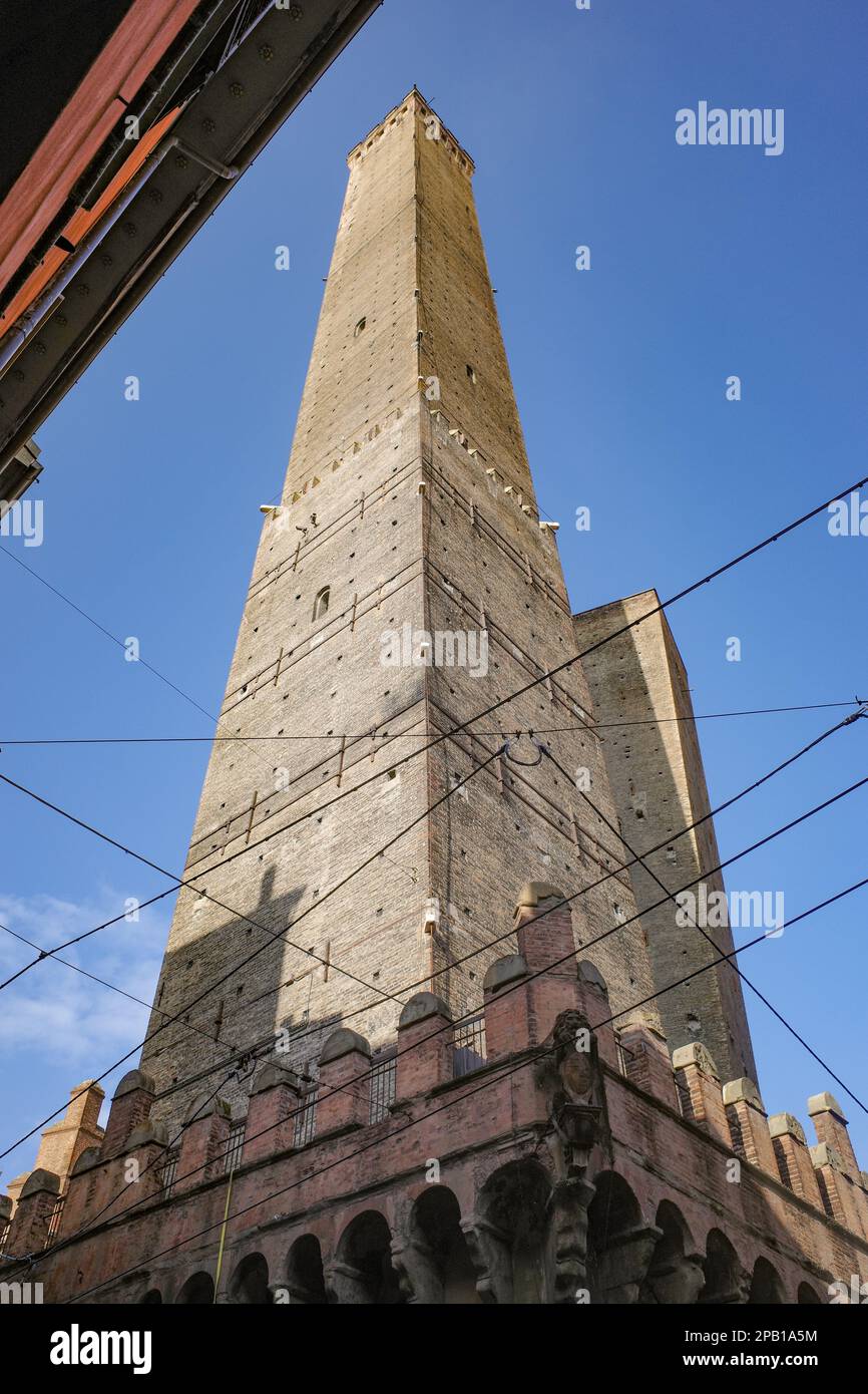 Bologne, Italie - 16 novembre 2022 : les deux célèbres tours de chute d'Asinelli et Garisenda Banque D'Images