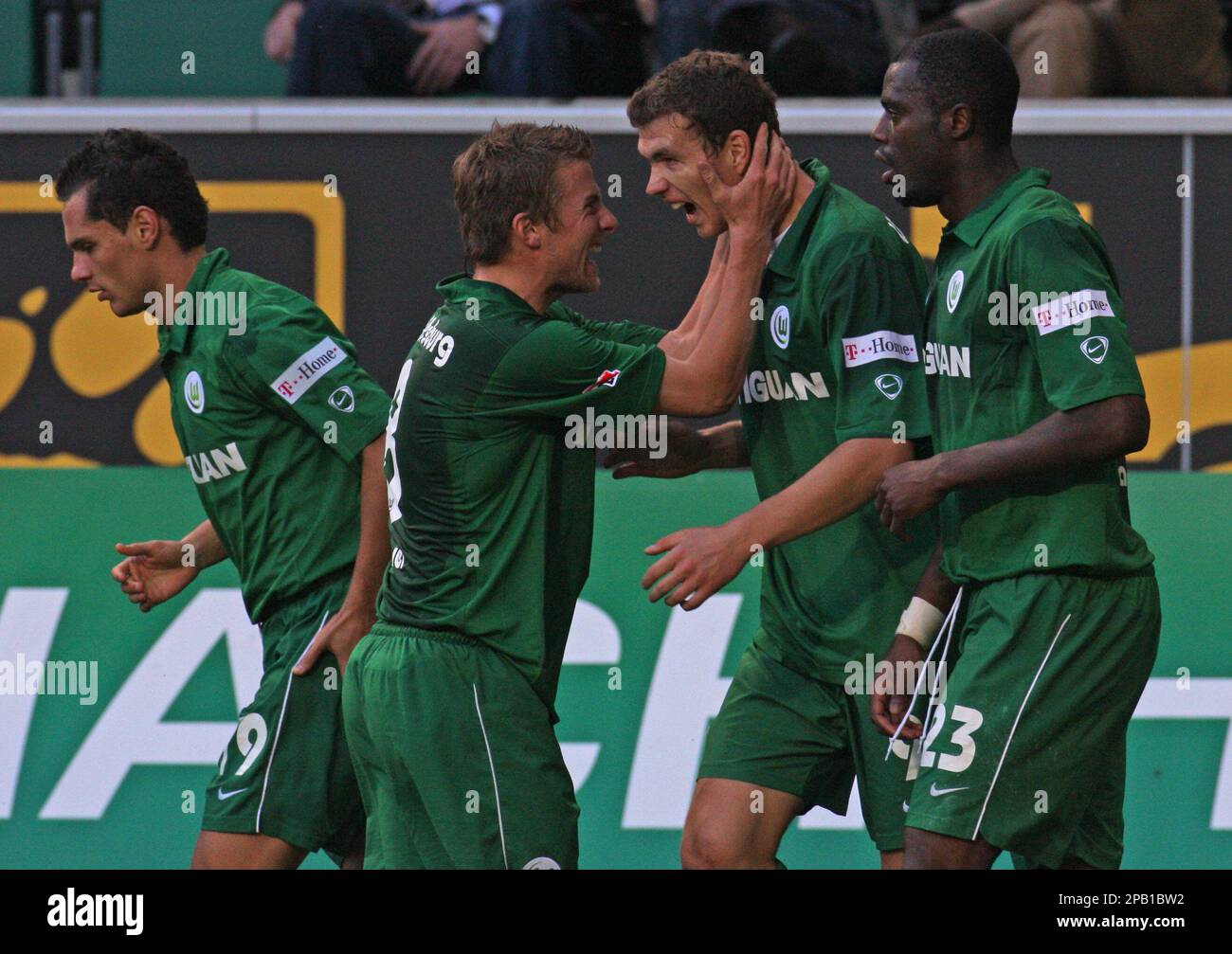 Wolfsburg's Edin Dzeko, 2nd right, is celebrated by his teammates Vlad Munteanu, Daniel Baier and Grafite, from left, after he scored during the German first division Bundesliga soccer match between VfL Wolfsburg and Hansa Rostock in Wolfsburg, Germany, on Saturday, Oct.6, 2007. Wolfsburg won by 1-0. (AP Photo/Fabian Bimmer) ** NO MOBILE USE UNTIL 2 HOURS AFTER THE MATCH, WEBSITE USERS ARE OBLIGED TO COMPLY WITH DFL-RESTRICTIONS, SEE INSTRUCTIONS FOR DETAILS ** Banque D'Images