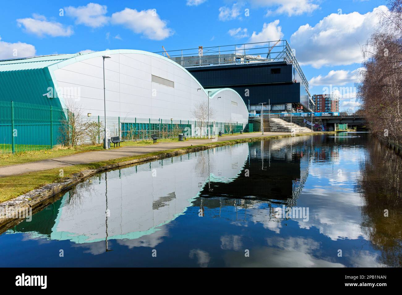 Le Manchester tennis Center et le Co-op Live Arena (en construction) près du canal Ashton, à côté du stade Etihad, Manchester, Angleterre, Royaume-Uni Banque D'Images