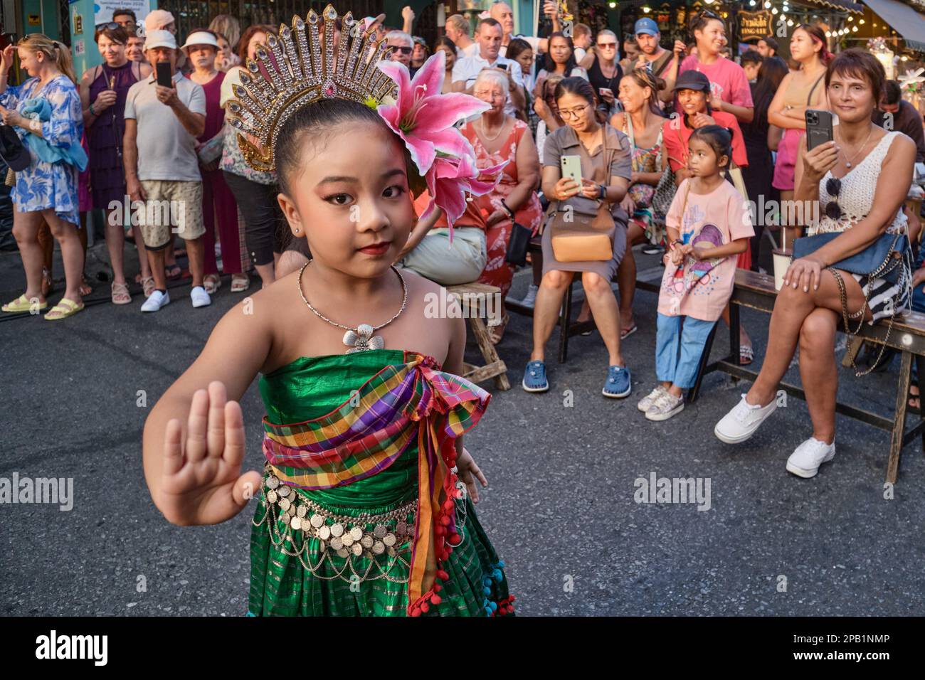 Une fille d'école thaïlandaise en costume traditionnel exécutant une danse traditionnelle pendant le marché de rue de marche du dimanche à Phuket ville, Phuket, Thaïlande Banque D'Images