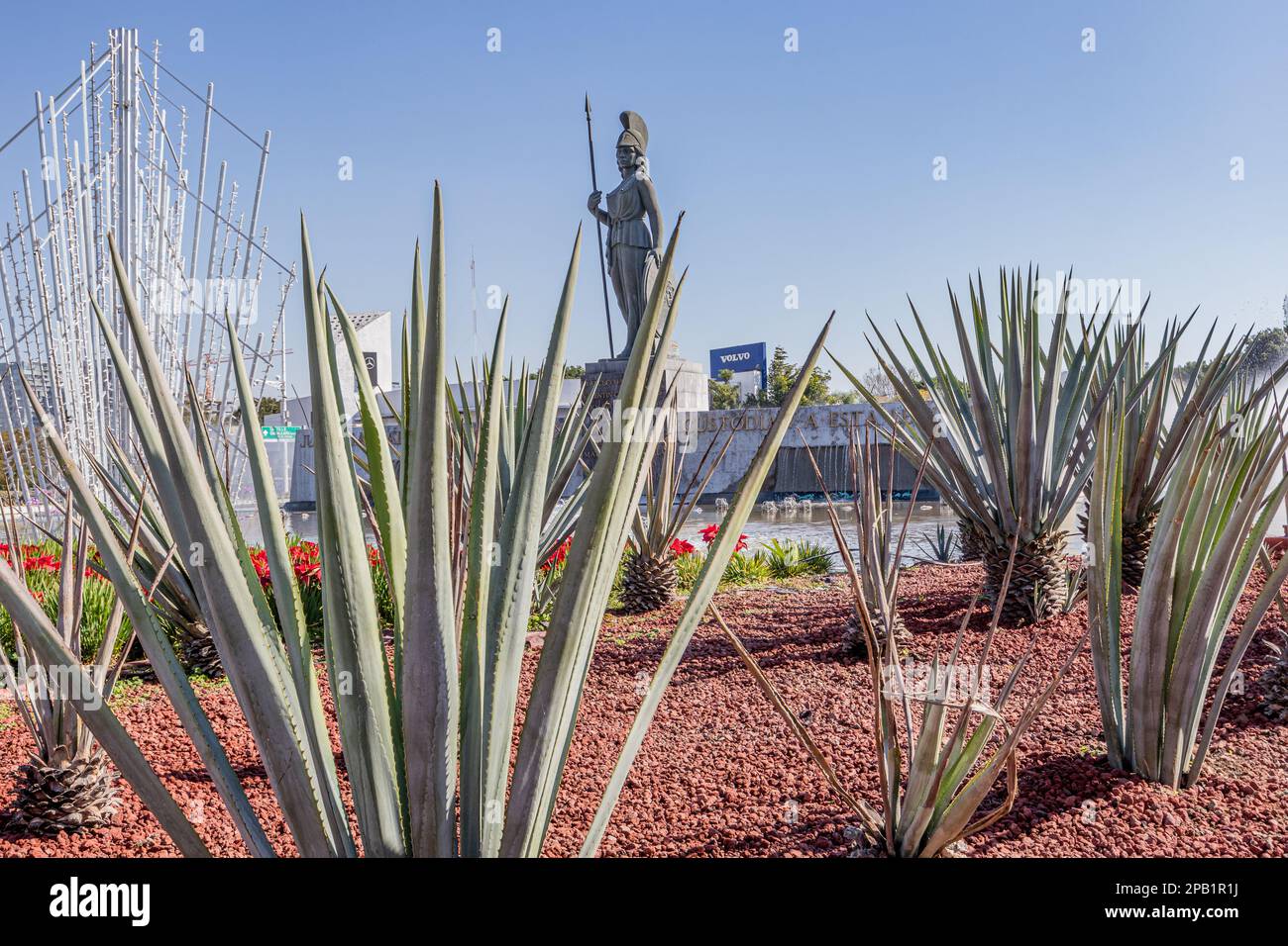 Guadalajara, Jalisco Mexique. 8 janvier 2023. Plantes d'Agave décorant la fontaine Glorieta Minerva avec déesse romaine contre ciel bleu et bâtiments en b Banque D'Images