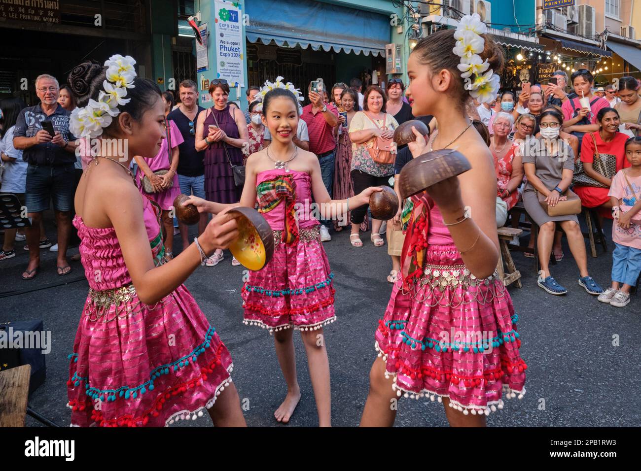 Filles d'école thaïe en costume traditionnel exécutant une danse traditionnelle pendant le marché de rue de marche du dimanche à Phuket ville, Phuket, Thaïlande Banque D'Images