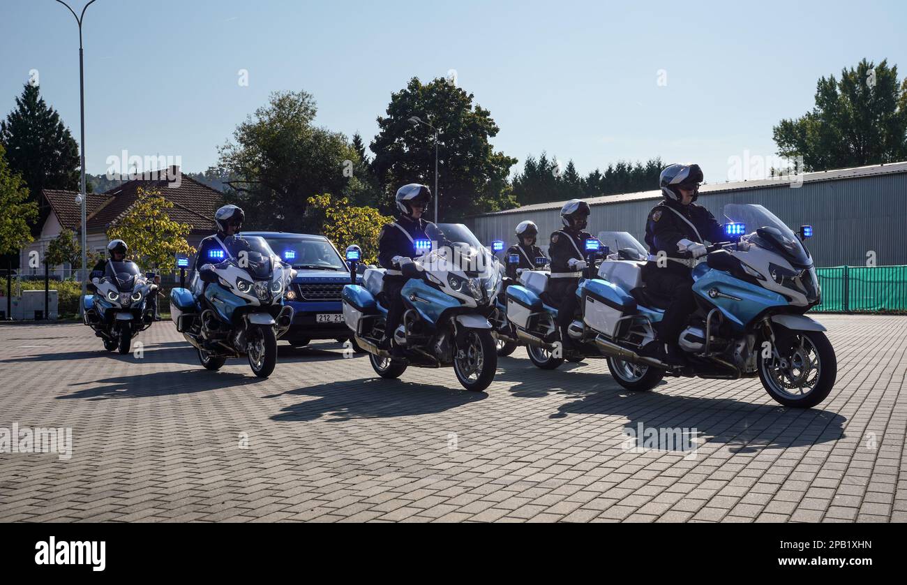 Brno, Tchéquie - 08 octobre 2021: Groupe de la police de grosses motos à conduire lentement, la garde de personnes importantes de transport, pendant la présentation de la tchèque p Banque D'Images