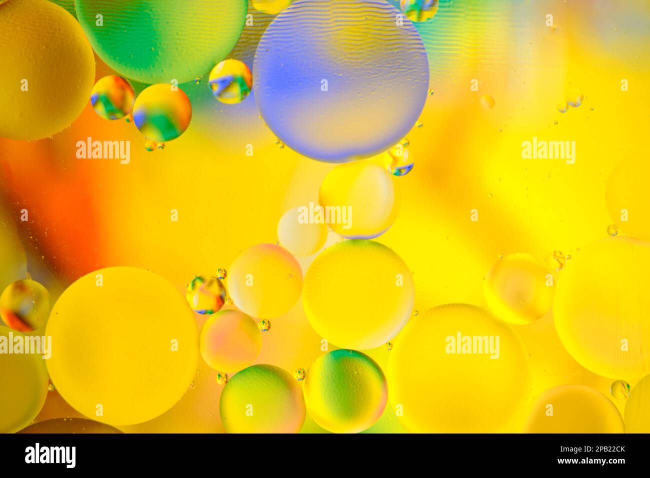 Arrière-plan abstrait coloré multicolore avec cercles d'huile sur une base jaune Banque D'Images