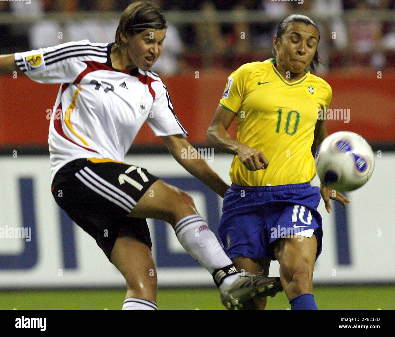 Germany's Ariane Hingst, left, in action with Brazil's Marta during their final match at the 2007 FIFA Women's World Cup soccer tournament in Shanghai, China, Sunday, Sept. 30, 2007.(AP Photo/Anja Niedringhaus) Banque D'Images