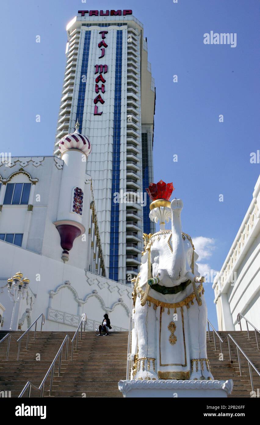 **ADVANCE FOR SATURDAY, Sept. 29** An elephant statue stands near the Boardwalk in front of the Trump Taj Mahal hotel and casino in Atlantic City, New Jersey Thursday Sept. 13, 2007. The company is building a second hotel tower at the Taj Mahal that should be open in the third quarter of 2008. (AP Photo/Mel Evans) Banque D'Images