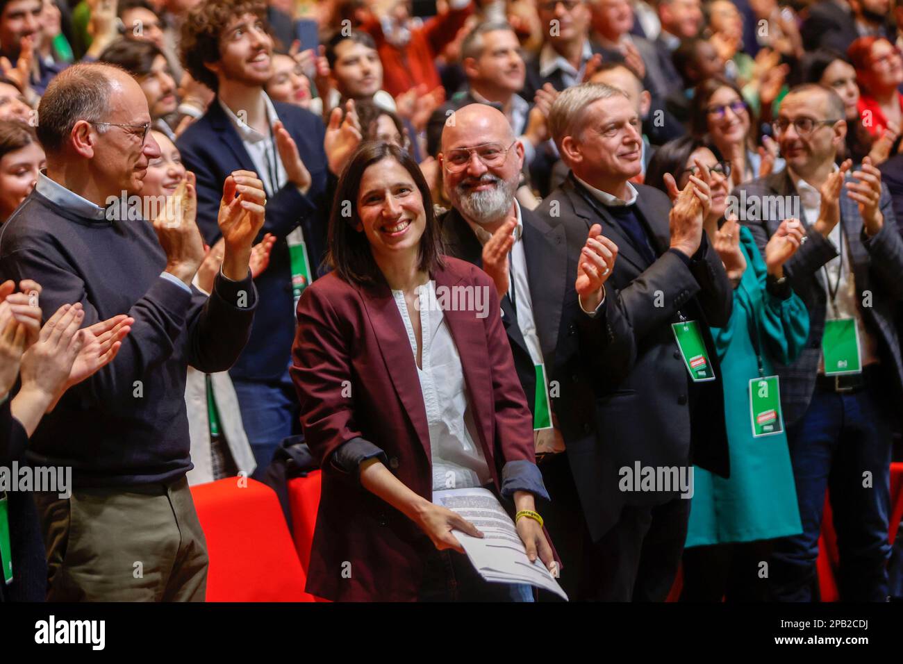 Rome, Italie. 12th mars 2023. Elly Schlein, au centre, flanquée du secrétaire sortant Enrico Letta, à gauche, et Stefano Bonaccini, applaudit lors de l'Assemblée nationale du Parti démocratique de centre-gauche après avoir été proclamée comme nouveau secrétaire à Rome, Italie, 12 mars 2023. Crédit: Riccardo de Luca - mise à jour des images/Alamy Live News Banque D'Images