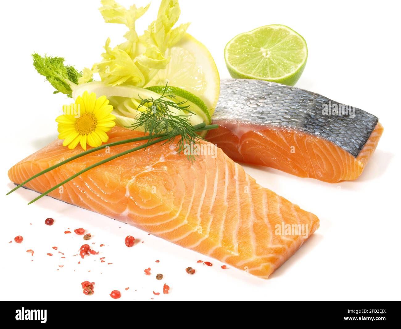 Saumon - Filet de poisson avec du poivre rouge sur fond blanc Banque D'Images