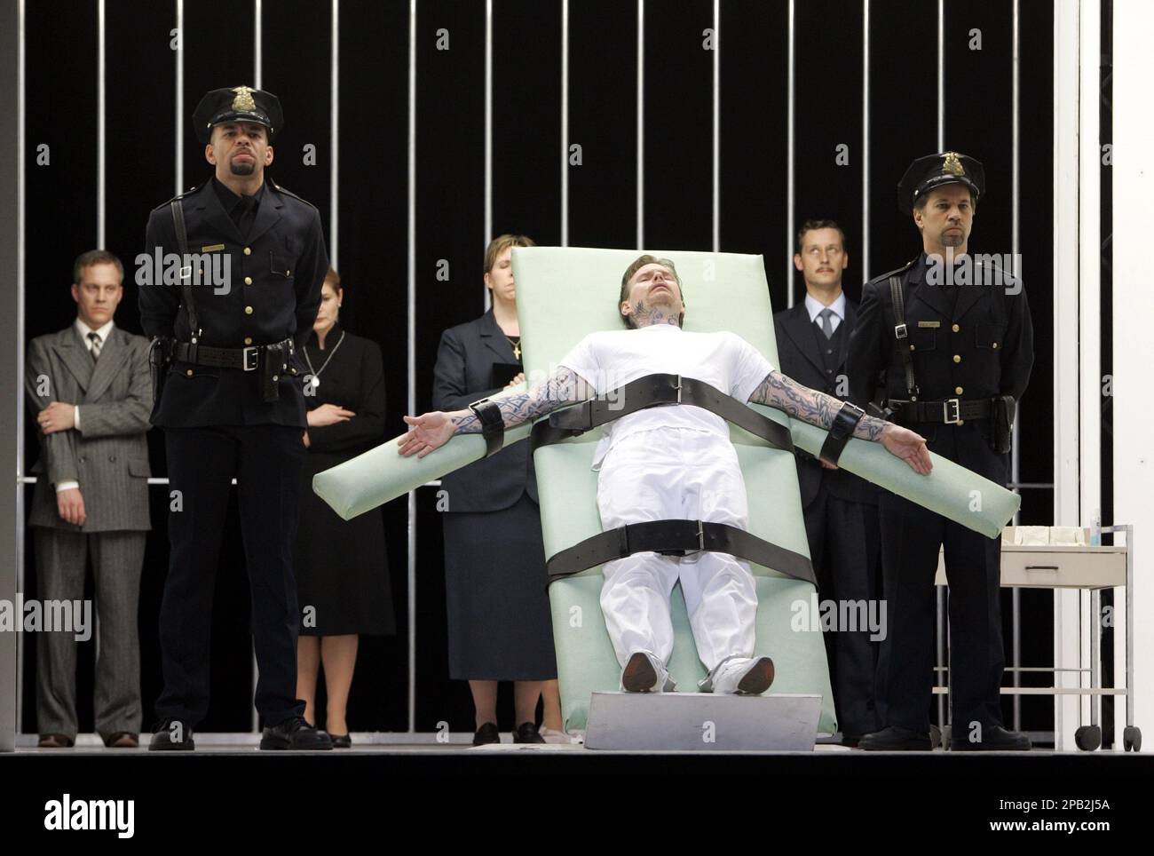 Johannes von Duisburg als Prison Guard, John Packard als Joseph De