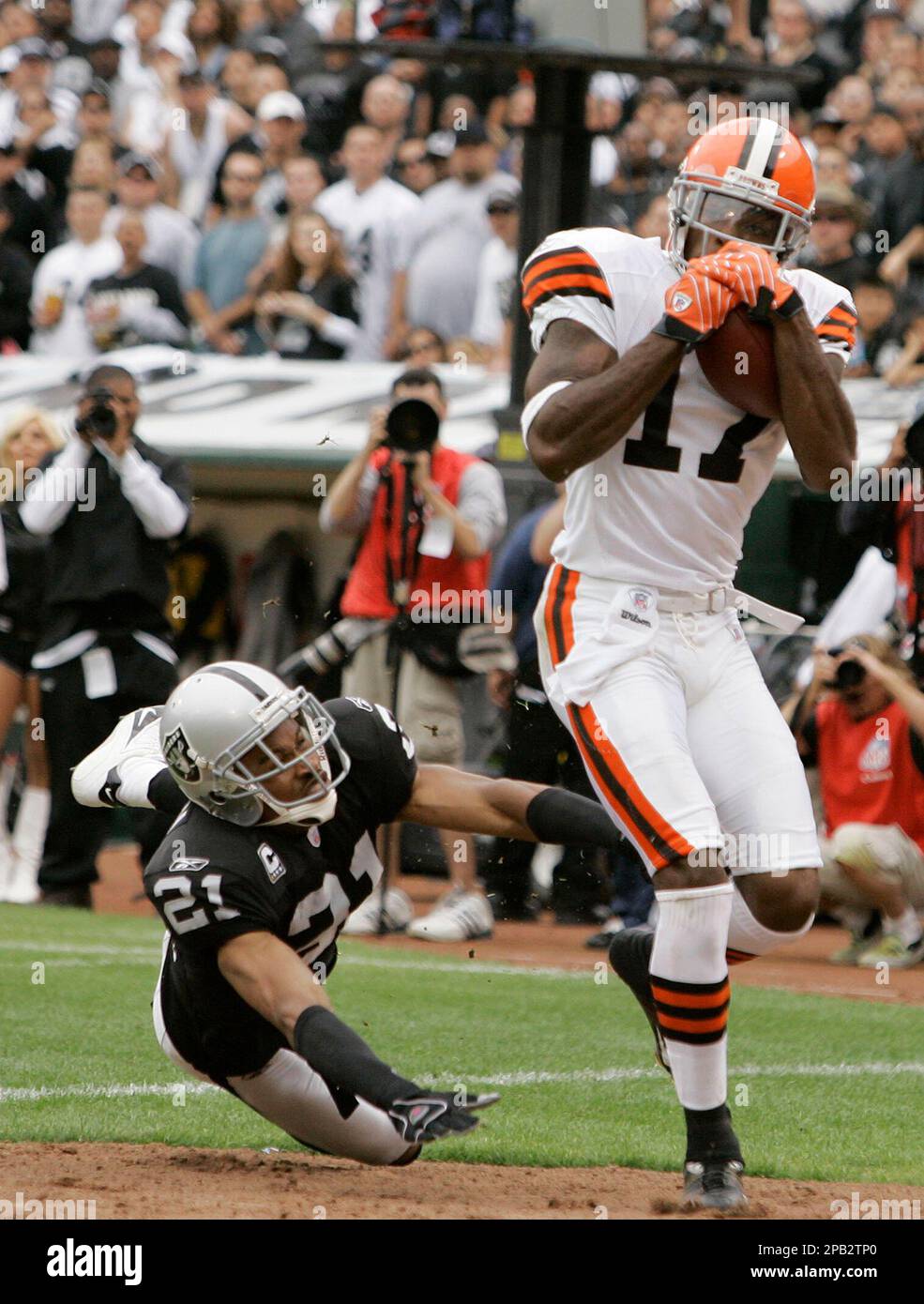 Cleveland Browns wide receiver Braylon Edwards, right, grabs a touchdown pass in front of Oakland Raiders cornerback Nnamdi Asomugha during the second half of an NFL football game in Oakland, Calif., Sunday, Sept. 23, 2007. Oakland won 26-24. (AP Photo/Marcio Jose Sanchez) Banque D'Images