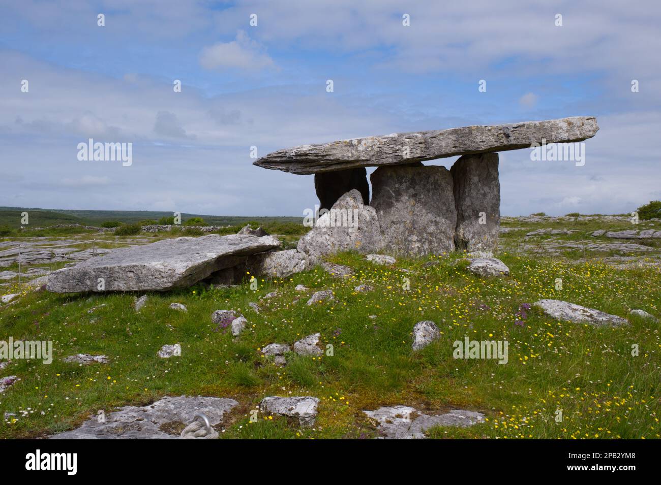 Poulnabrone Dolmen ou portail tombeau Comté Clare EIRE Banque D'Images