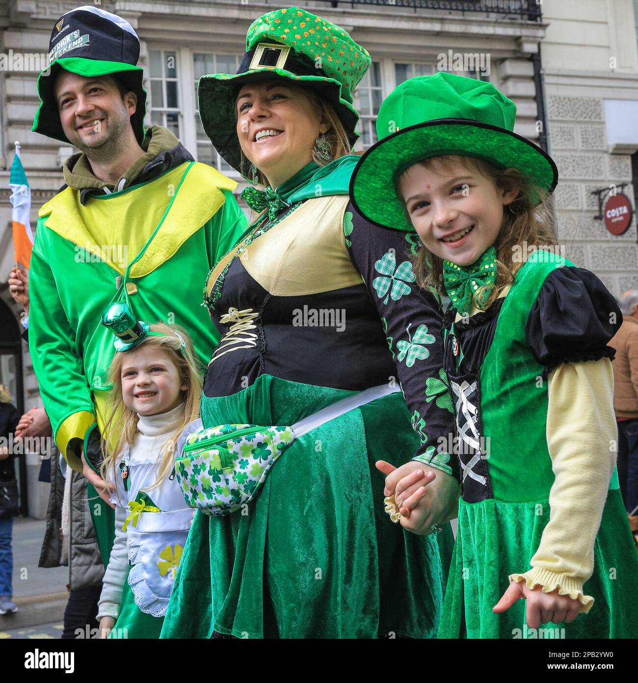 Londres, Royaume-Uni. 12th mars 2023. Le défilé annuel de la St Patrick traverse le centre de Londres pour célébrer la communauté irlandaise et la culture et l'héritage irlandais de Londres. Des participants se sont notamment réunis en costumes, en groupes de marche, en patchanterie et bien plus encore, sous la surveillance de spectateurs le long du parcours. Credit: Imagetraceur/Alamy Live News Banque D'Images