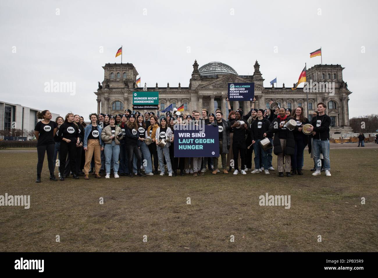 12 mars 2023, Berlin, Allemagne: Sur 12 mars 2023, un groupe de jeunes a protesté devant le bâtiment du Reichstag à Berlin pour attirer l'attention sur le fait que 828 millions de personnes dans le monde souffrent encore de la faim. Ils ont percuté des pots et ont organisé des pancartes avec le slogan ''Loud Against Hunger''. The ONE Campaign, également connu sous le nom ONE, est une organisation internationale, non partisane et à but non lucratif qui défend et mène des campagnes pour lutter contre l'extrême pauvreté et les maladies évitables, en particulier en Afrique, en sensibilisant le public et en faisant pression sur les dirigeants politiques pour qu'ils soutiennent les politiques et les programmes qui sont mis en place Banque D'Images