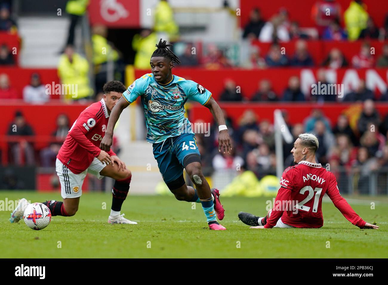 Manchester, Royaume-Uni. 12th mars 2023. Romeo Lavia, de Southampton, passe devant Antony, de Manchester United lors du match de la Premier League à Old Trafford, Manchester. Le crédit photo devrait se lire: Andrew Yates/Sportimage crédit: Sportimage/Alay Live News Banque D'Images