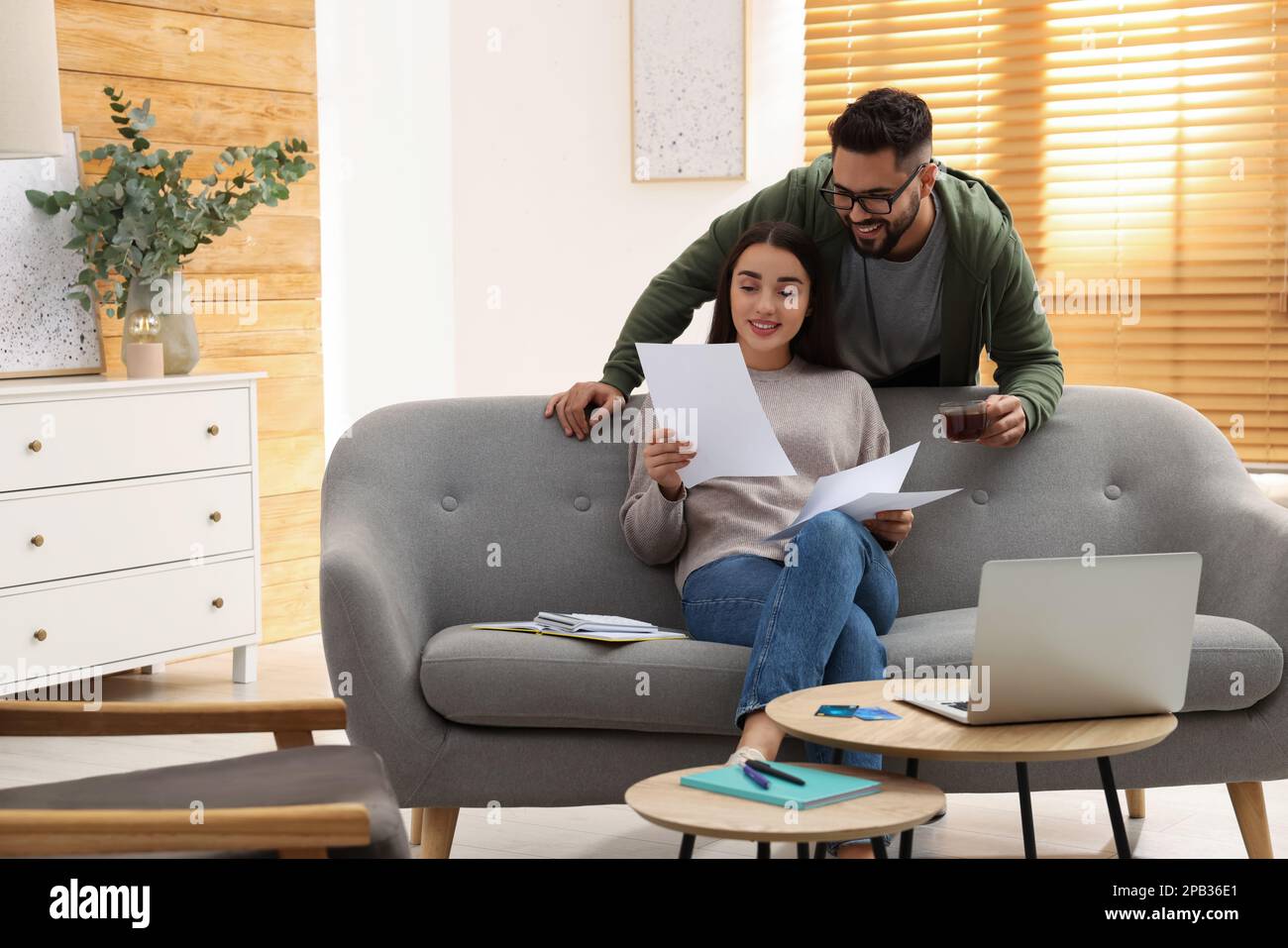 Jeune couple discutant du budget familial à la maison Banque D'Images